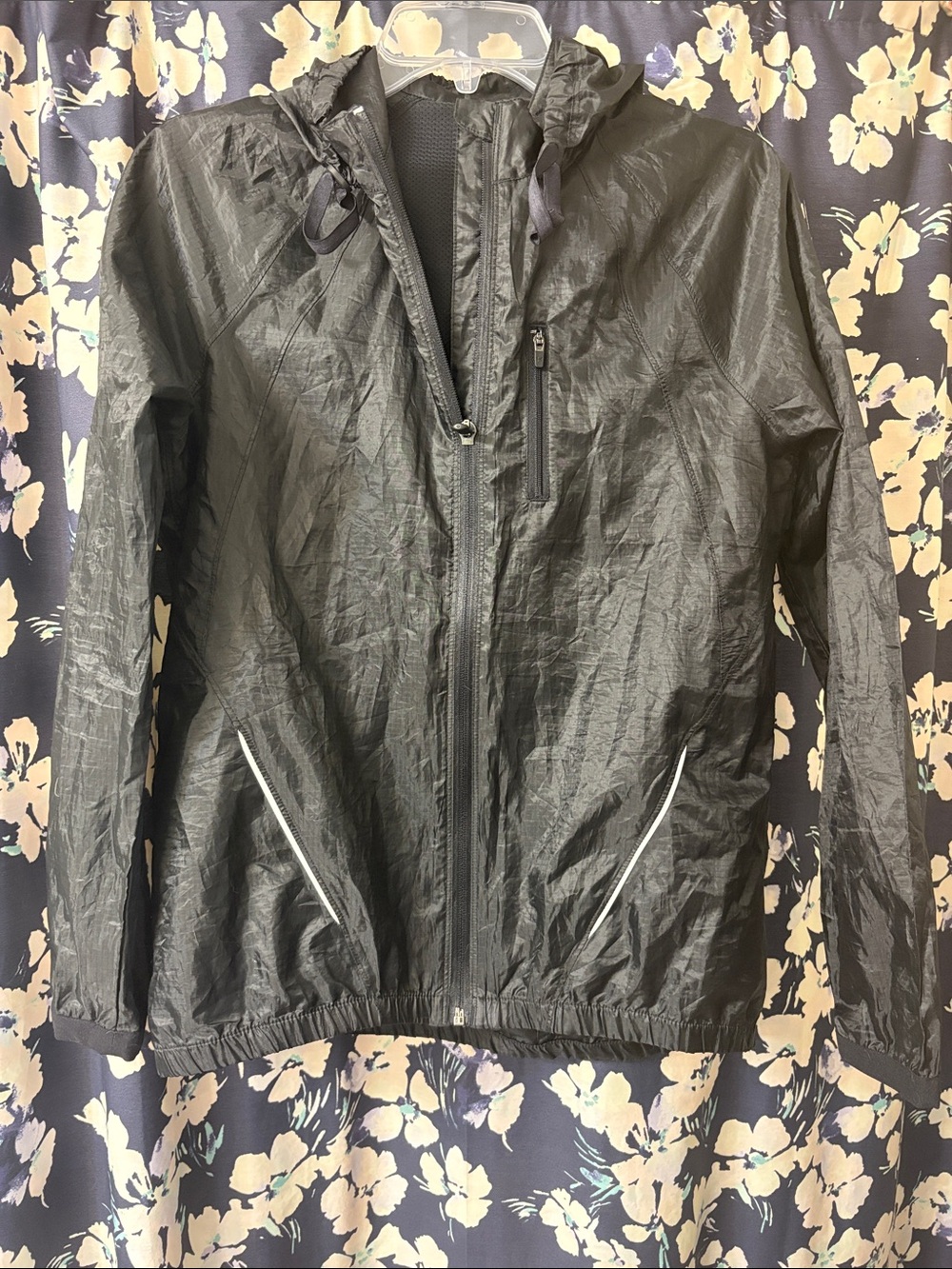 EUC Under Armour Black Hooded Vented Running Jacket w/ Reflective Trim